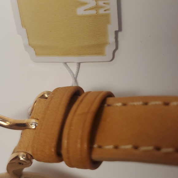 Michael Kors Women's Runaway Beige Leather Watch - Picture 4 of 8